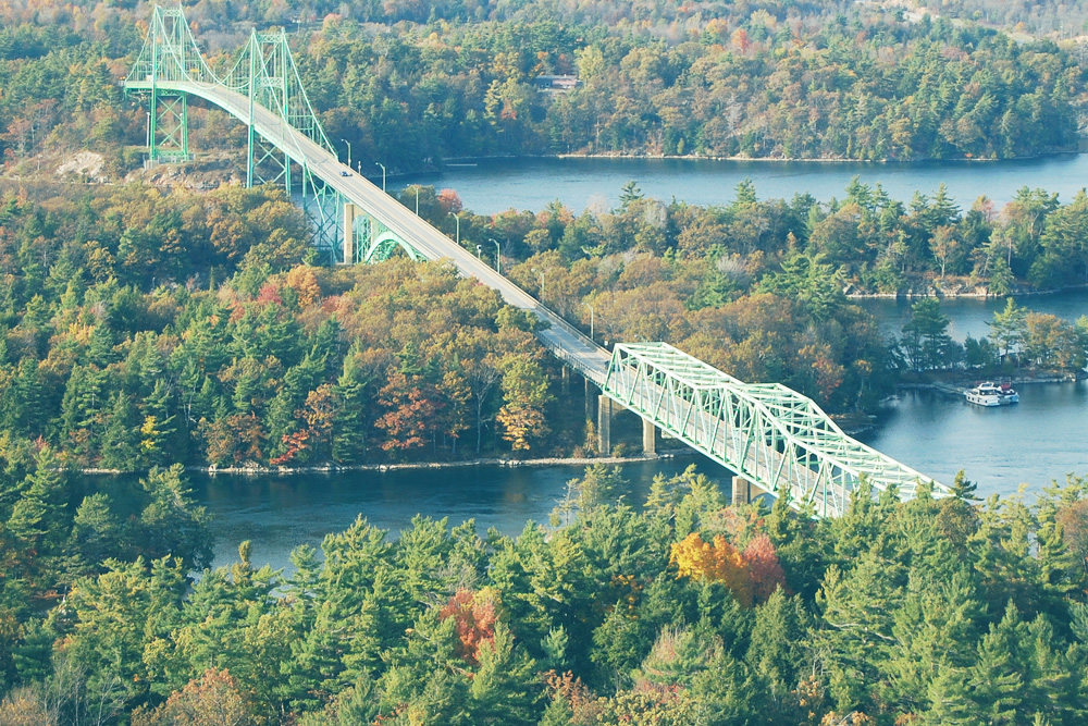 Bridge connecting United States and Canada